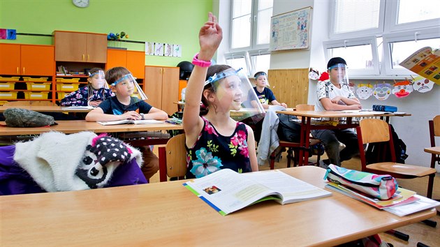 Žáci 4.B z olomoucké ZŠ Řezníčkova začali v pondělí výuku v ochranných štítech. (25. května 2020)