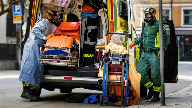 Švédští zdravotníci převážejí seniorku nakaženou onemocněním covid-19 do nemocnice ve Stockholmu. (6. dubna 2020)