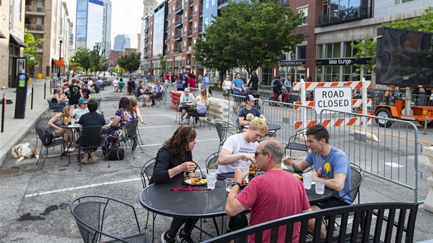 I ve mst Indianapolis uzavela tamj radnice nkolik ulic, aby na nich mstn restaurace mohly vytvoit improvizovan venkovn posezen.  