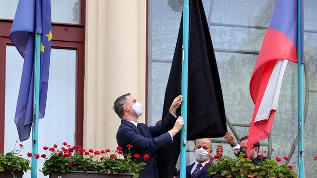 Pra�sk� prim�tor Zden�k H�ib (vlevo), jeho n�m�stek Pavel Vyhn�nek a radn� Jan Chabr vyv�sili na budovu magistr�tu v Praze �ernou vlajku na podporu �ern�ho dne pro obce a kraje, kter� v souvislosti s rozhodov�n�m Sn�movny o kompenza�n�m bonusu vyhl�sily Svaz m�st a obc� �R, Sdru�en� m�stn�ch samospr�v �R a Spolek pro obnovu venkova �R. (26. kv�tna 2020)