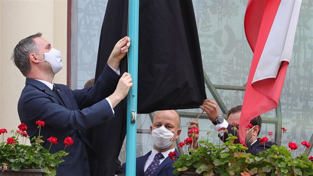 Pra�sk� prim�tor Zden�k H�ib (vlevo), jeho n�m�stek Pavel Vyhn�nek a radn� Jan Chabr vyv�sili na budovu magistr�tu v Praze �ernou vlajku na podporu �ern�ho dne pro obce a kraje, kter� v souvislosti s rozhodov�n�m Sn�movny o kompenza�n�m bonusu vyhl�sily Svaz m�st a obc� �R, Sdru�en� m�stn�ch samospr�v �R a Spolek pro obnovu venkova �R. (26. kv�tna 2020)
