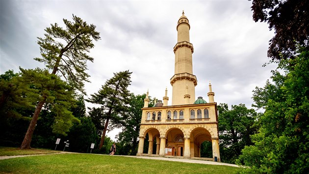 Minaret v ose lednickho zmku je vtanou turistickou atrakc.