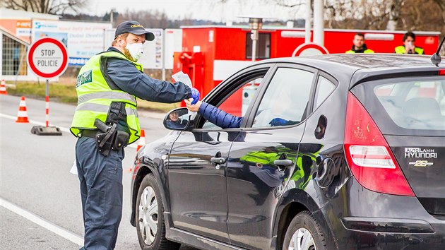 Policejn kontroly na hraninm pechodu Doln Dvoit