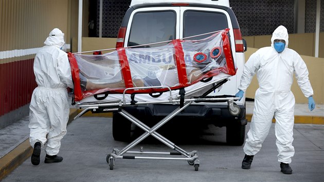 Mexičtí zdravotníci převážejí ve speciálním vaku pacienta nakaženého onemocněním covid-19 do jedné z nemocnic v Mexico City. (25. května 2020)