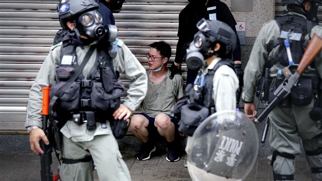 Policist zatkaj v Hongkongu jednoho z protestujcch proti novmu zkonu o bezpenosti.