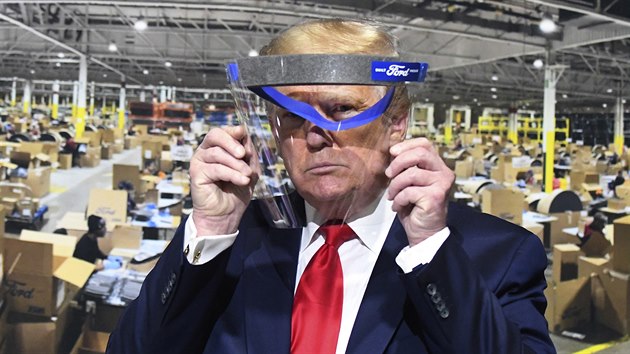 Americk prezident Donald Trump na nvtv michigansk tovrny automobilky Ford, kter zaala bhem koronavirov krize vyrbt plicn respirtory. Prezident odmtl i pes opakovan nalhn mstnch pedstavitel si nasadit rouku. (21. kvtna 2020)