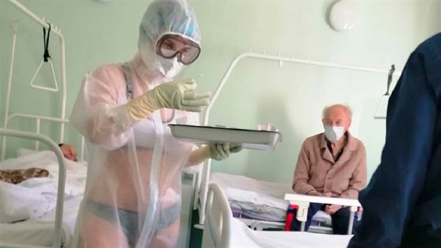 Ruská zdravotní sestra z nemocnice ve městě Tula se o pacienty nakažené koronavirem starala jen v bikinách. (19. května 2020)