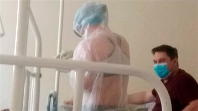 Rusk zdravotn sestra z nemocnice ve mst Tula se o pacienty nakaen koronavirem starala jen v bikinch. (19. kvtna 2020)