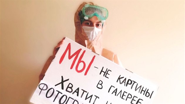 Zdravotní sestra z nemocnice ve městě Tula s transparentem, na kterém žádá pacienty, aby sestřičky bez jejich vědomí nefotili. Reaguje tak na snímky její kolegyně, která se o pacienty nakažené koronavirem starala jen v bikinách. (22. května 2020)