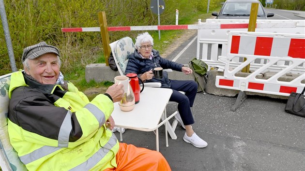 Dnka Inga Rasmussenov z Dnska a Nmec Karsten Tchsen Hansen si uvaj romantick chvilky  i pes zaven hranice. (24. dubna 2020)