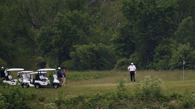 Americk prezident Donald Trump si o vkendu zahrl golf. Jeho demokratick protivnk Joe Biden jej zkritizoval, e zatmco trv as na golfovm hiti, poet obt na covid-19 v USA se bl k hranici 100 000. (24. kvtna 2020)