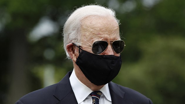 Demokratick kandidt na prezidenta Joe Biden pi pleitosti dne obt vlky poloil kvtinov vnec u vojenskho pamtnku. (25. kvtna 2020)