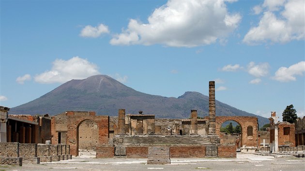 V Itlii se po vce ne dvou a pl mscch opt otevely pro nvtvnky zbytky antickho msta Pompeje pobl italsk Neapole. (26. kvtna 2020)