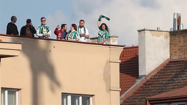 Fanouci Bohemians sleduj utkn proti Teplicm na stee jednoho z dom v okol stadionu.