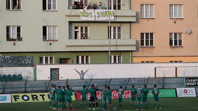 Netradiční děkovačka fotbalistů Bohemians. Po vítězství nad Teplicemi se zdravili s fanoušky na balkóně.