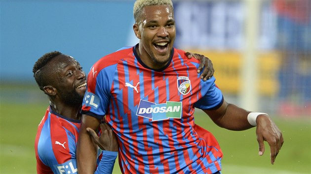 Plze�t� fotbalist� Jean-David Beauguel (vpravo) a Joel Kayamba (vlevo) slav� druh� g�l do s�t� Sparty.