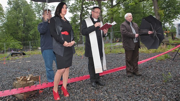 Slavnostního zahájení stavby repliky kostela se ujali primátorka Třince Věra Palkovská, generální vikář Ostravsko-opavské diecéze Martin David (uprostřed) a gutský farář Kaziemierz Plachta. (26. května 2020)