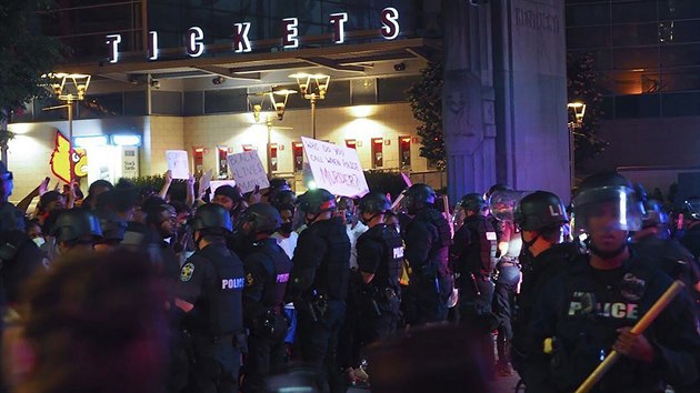 Ve Spojench sttech pokrauj protesty proti policejn brutalit. Snmek pochz z Louisville. (28. kvtna 2020)