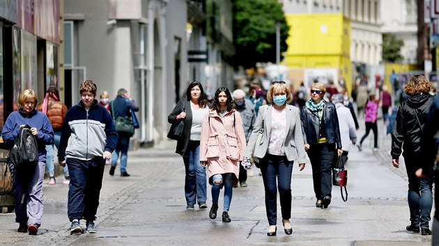 Přestože na ulicích při dodržení dvoumetrové vzdálenosti už nejsou roušky povinné, především v Brně si je řada lidí z praktických důvodů nechala na obličeji.