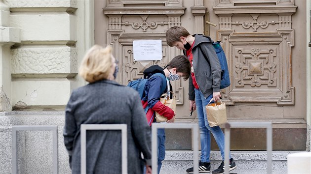 Do zkladnch kol se znovu nahrnuli ci. V Brn v Ranov ulici museli eit pot s neukznnmi rodii, kte chtli doprovodit sv dti a do budovy.