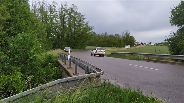 Zatka mezi Krhovicemi a Hodonicemi na Znojemsku, u n nkolik dn leel v hout mrtv motork.