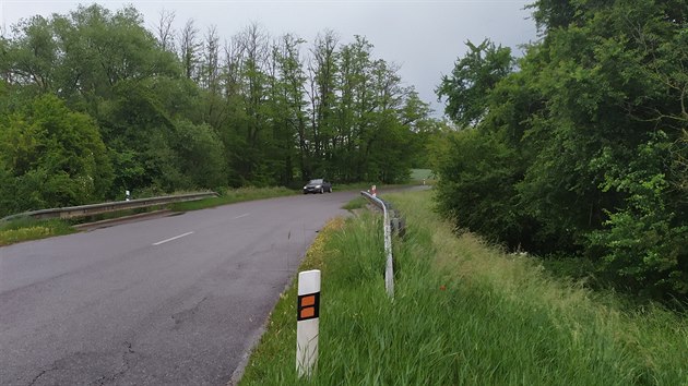 Zatáčka mezi Krhovicemi a Hodonicemi na Znojemsku, u níž několik dní ležel v houští mrtvý motorkář.