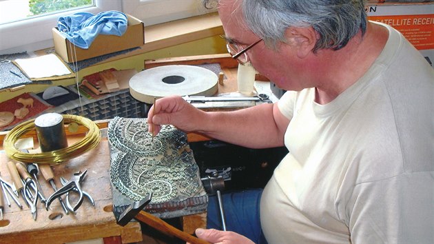 Jaroslav Plucha ze Dvora Kr�lov� nad Labem vyr�b� tiska�sk� formy na modrotisk.