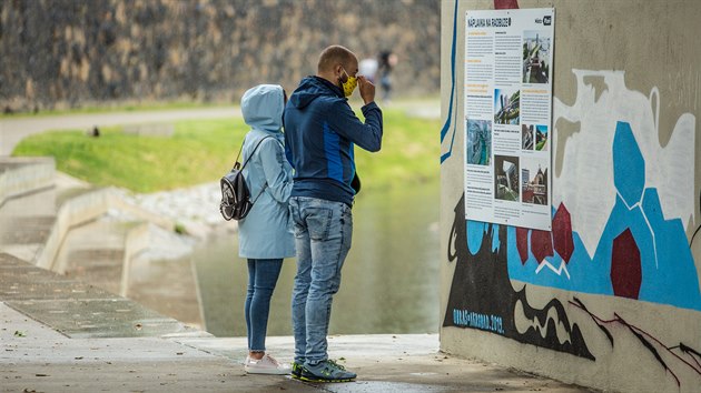 Tm osiel Nplavka v Plzni na Radbuze, kde se i kvli epidemii koronaviru nekonaj dn akce.