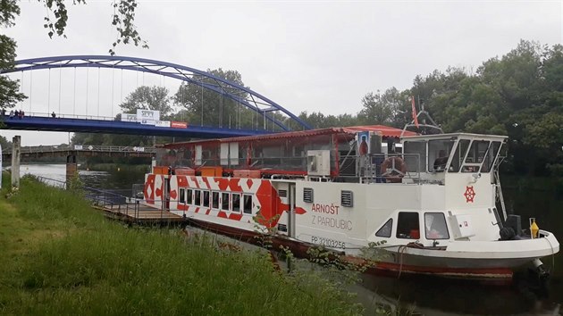 Výletní loď Arnošt z Pardubic díky novému mostu ve Valech propluje po Labi až do Přelouče.