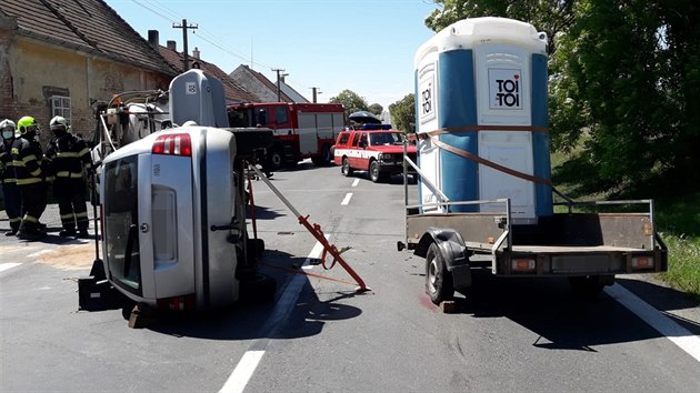 Nehoda dvou vozidel se v ptek dopoledne stala na Kladensku v obci lapanice. Pi srce narazilo osobn vozidlo do nkladnho auta, je pevelo mobiln toalety. (29. kvtna 2020)