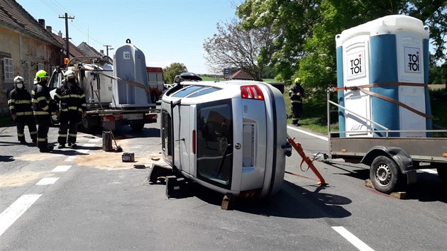 Nehoda dvou vozidel se v ptek dopoledne stala na Kladensku v obci lapanice. Pi srce narazilo osobn vozidlo do nkladnho auta, je pevelo mobiln toalety. (29. kvtna 2020)