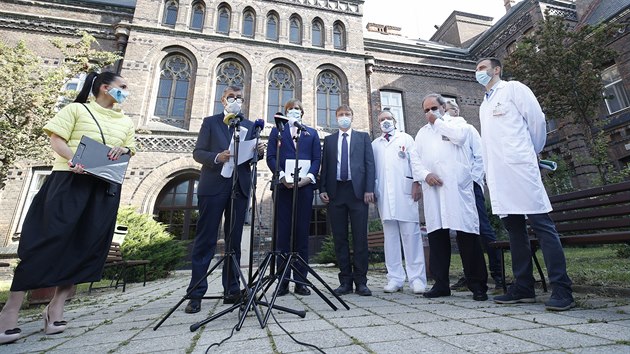 Premir Andrej Babi a ministr zdravotnictv Adam Vojtch pedstavili v porodnici U Apoline nov projekt centra neonatologie se specializovanou p o pedasn narozen dti. (21. kvtna 2020)