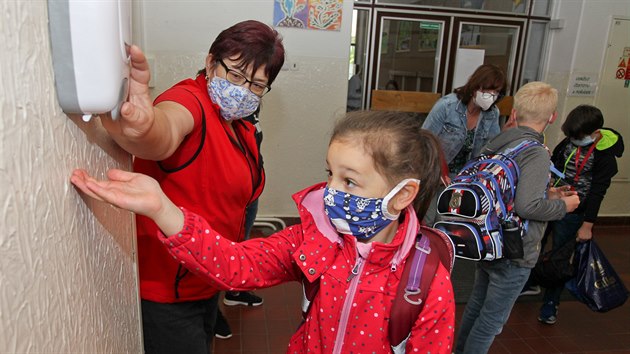 V rámci další vlny rozvolňování se dnes vrací do škol žáci prvního stupně. Základní škola Řezníčkova v Olomouci je vybavená dezinfekcí. (25. května 2020)