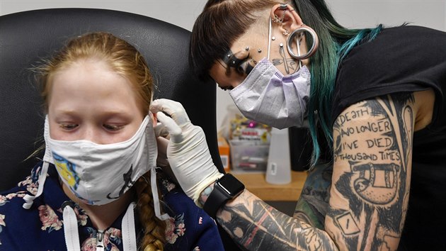Piercerka Mirka X Mythra pi prci v praskm tetovacm a piercingovm studiu Hell. Podle upravenho vldnho plnu v souvislosti s pandemi koronaviru se dnes mohly otevt i ivnosti, pi kterch je poruovna integrita ke. (25. kvtna 2020)