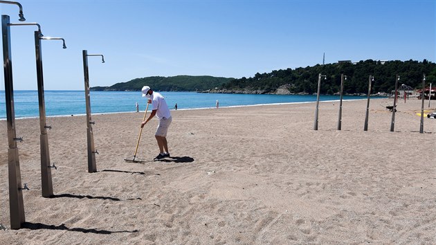 Mu upravuje pl v ernohorskm letovisku Budva. (13. kvtna 2020)