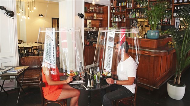 P�r ve francouzsk� restauraci p�edv�d�, jak se ve�e�� za plastov�mi �t�ty. (27. kv�tna 2020)