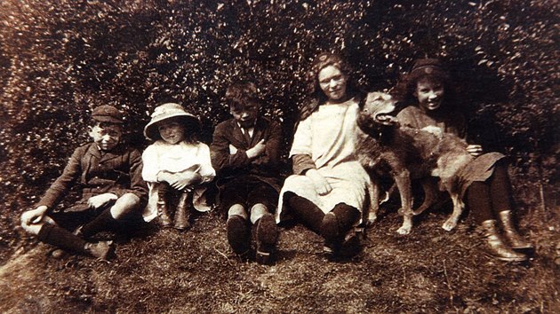 Zleva: sourozenci Bob, Margaret, David, Bessie a Jean na snmku z roku 1918.