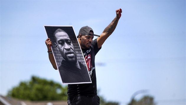 Protesty proti policejní brutalitě, na jejíž následky zemřel zatýkaný černoch George Floyd, zachvátily řadu amerických měst. Snímek je z Minneapolisu. (29. května 2020)