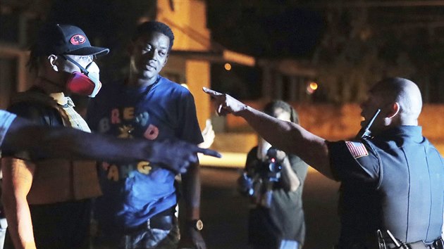 Protesty proti policejní brutalitě, na jejíž následky zemřel zatýkaný černoch George Floyd, zachvátily v noci na dnešek řadu amerických měst. Snímek je z Memphisu v Tennessee. (29. května 2020)
