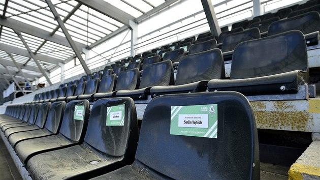 Jmna fanouk na przdnch sedakch jabloneckho stadionu.