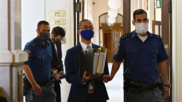 Policisté přivádějí do soudní síně Krajského soudu v Brně obžalované. Zpovídají se z brutálního pokusu o vraždu.  (22.5.2020)