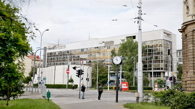 Budova polikliniky přes ulici sousedí s budovou Krajského úřadu Jihomoravského kraje.