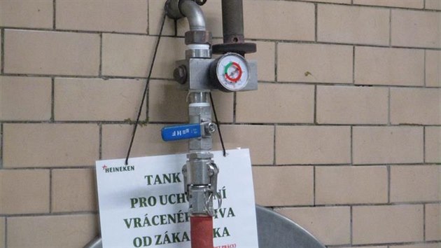 Do Starobrna v �ter� 19. kv�tna p�ijela celn� spr�va dohl�dnout na likvidaci piva sta�en�ho z restaurac�.