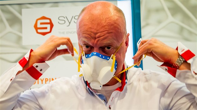 Jednatel firmy Syscae Václav Čížek ukazuje masku,  kterou vyvinuli v Českých Budějovicích.
