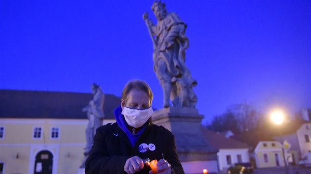 Farář Petr Balát během nouzového stavu zapaloval svíčku u brtnické sochy sv. Rocha, ochránce před morem.