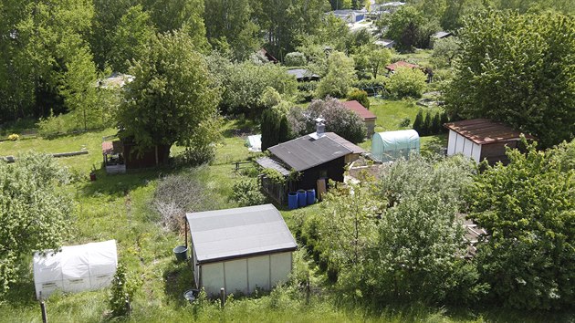 Zahrdksk kolonie Na Nebi je zelenou ozou pobl panelovho sdlit. Letos na podzim vak mus ustoupit nov vstavb. Bourat zdn chaty a kcet stromy njemnci v odvodnnch ppadech nemus.