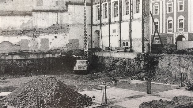 Tak se v Jihlavě budovaly základy nového divadla. Ze starého stánku zbyla pouze stěna do Komenského ulice.