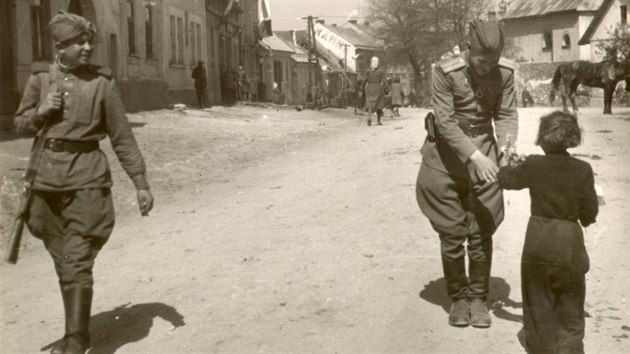Když Jana Stará před 75 lety v Horní ulici ve Městě Žďáře zastavila ruské vojáky a jednomu předala kytičku, vznikla památná fotografie.