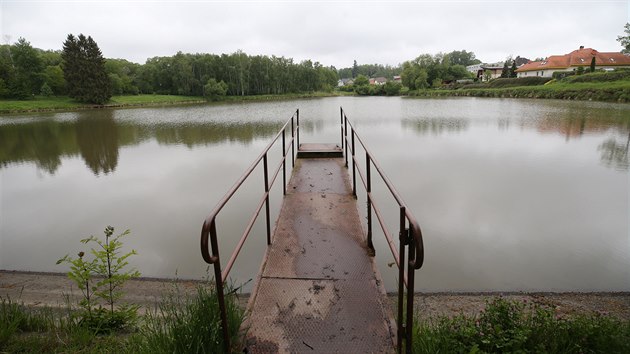 V humpoleckém rybníku Dvorák zatím není voda, v níž by se dalo koupat. To by se ale změnilo, když budou jednání mezi vedením města a rybáři úspěšná.
