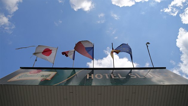 Hotel Slunce v Havlíčkově Brodě od března funguje pouze v omezeném provozu. Současný vlastník postupně směřuje k jeho prodeji. Městem se šíří spekulace, že bude hotel zbourán a na jeho místě vznikne nové nákupní centrum.